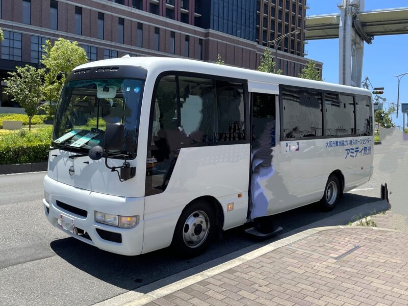JR桜島駅前で待機中の無料シャトルバス